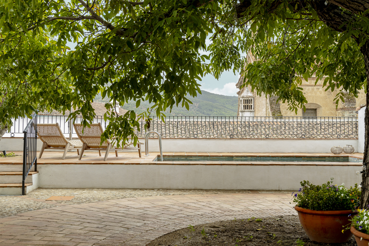 Piscina con vistas al monasterio de Guaudalupe